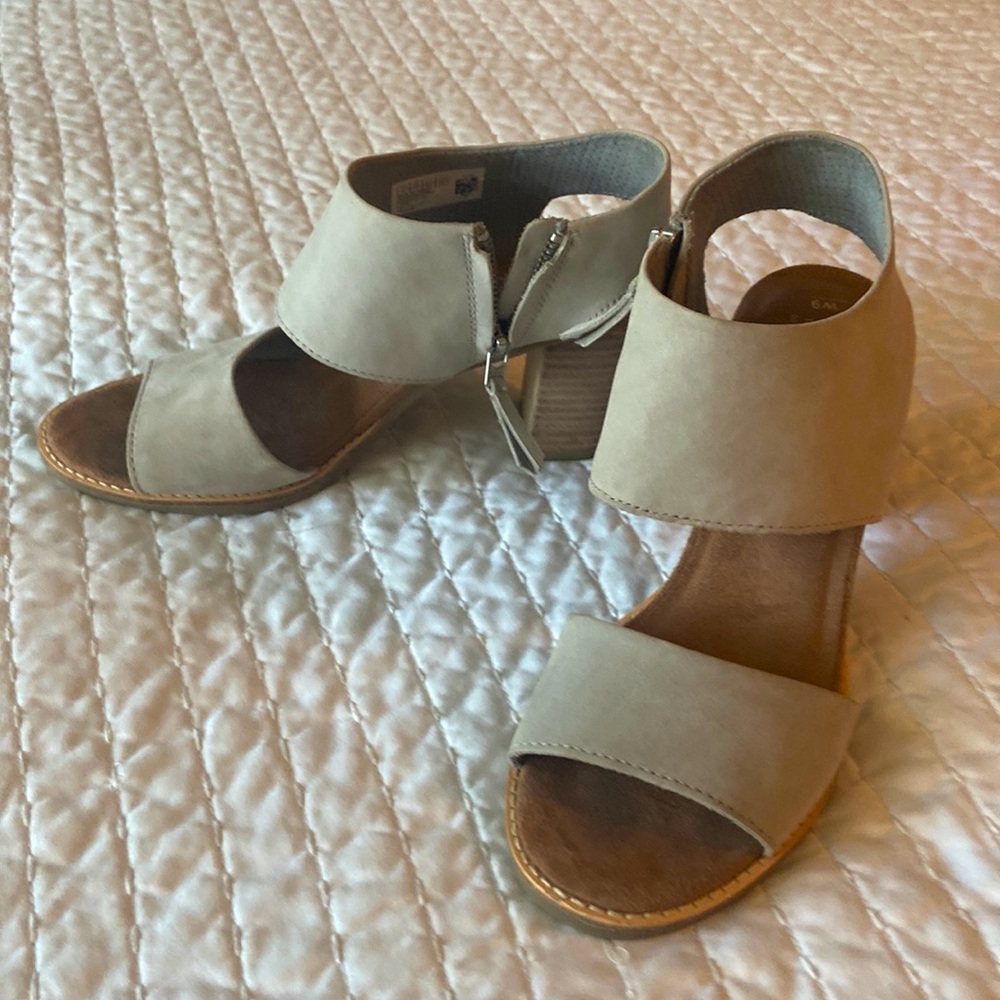 Tom’s beige 2.5 in sandals, gently worn